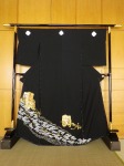 格式を重んじる黒留袖 刺繍 疋田松に御車